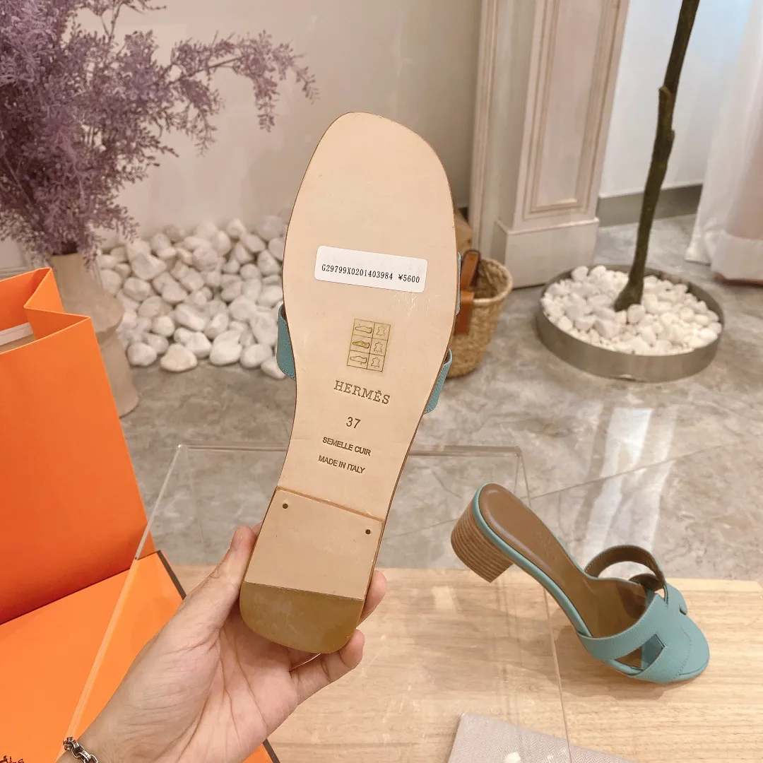 👟👟Ex-factory price 300👟👟 Genuine leather sole +40 🦄Hermès "Palm Print" has added new color sandals, "Year-round shipment" with three-dimensional concave and convex feeling on the classic "H" upper... It is a must-have item in your wardrobe, and it is magically versatile in this summer! This model fully demonstrates the classic Hermès style "palm print". Classic calfskin material ~ imported sheepskin. Lining 🐎Size: 34~42. Heel height ② type: low heel 1.5cm. Medium heel 4.5cm. Genuine leather sole +40 rubber sole.